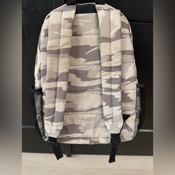 Like new condition Abercrombie kids backpack - Picture 6 of 6